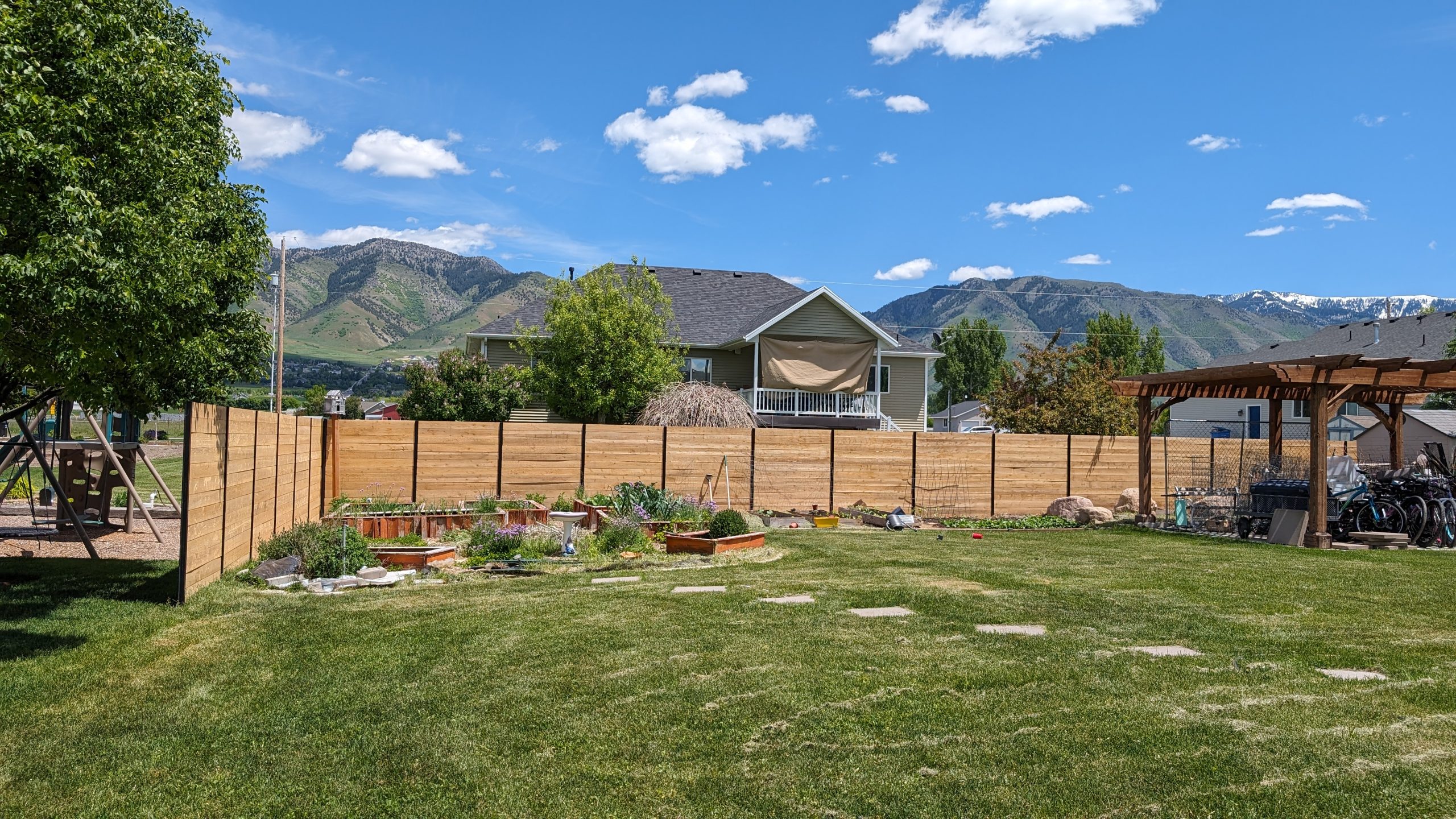 Vinyl vs. Wood Fence: Which Is Right for Your Utah Home?